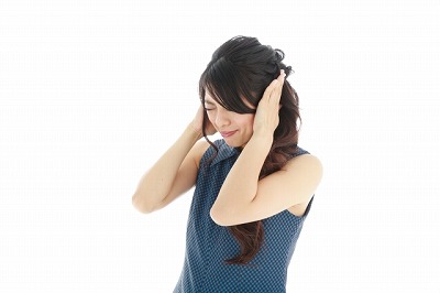 耳鳴りで苦しむ女性